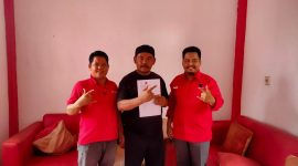 Kader Internal Dr. Wargo, M.Pd saat Mengambil Formulir Pendaftaran di Sekretariat DPC PDIP Tanjab Timur, Senin (22/04/2024). FOTO : bj
