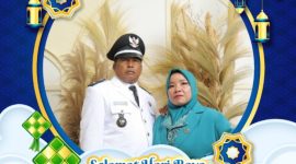 Kades Kuala Simbur, Juhaifah Beserta Istri Mengucapkan Selamat Hari Raya Idul Fitri 1445 H, Mohon Maaf Lahir dan Batin, Senin (01/04/2024). Foto : bj