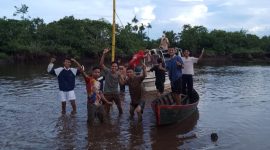 Pemuda Teluk Dawan Kompak Lakukan Persiapan Jelang Lomba Pacu Perahu Tradisional di Kelurahan Teluk Dawan, Selasa (09/04/2024). Foto : KTRK