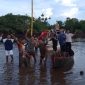 Pemuda Teluk Dawan Kompak Lakukan Persiapan Jelang Lomba Pacu Perahu Tradisional di Kelurahan Teluk Dawan, Selasa (09/04/2024). Foto : KTRK