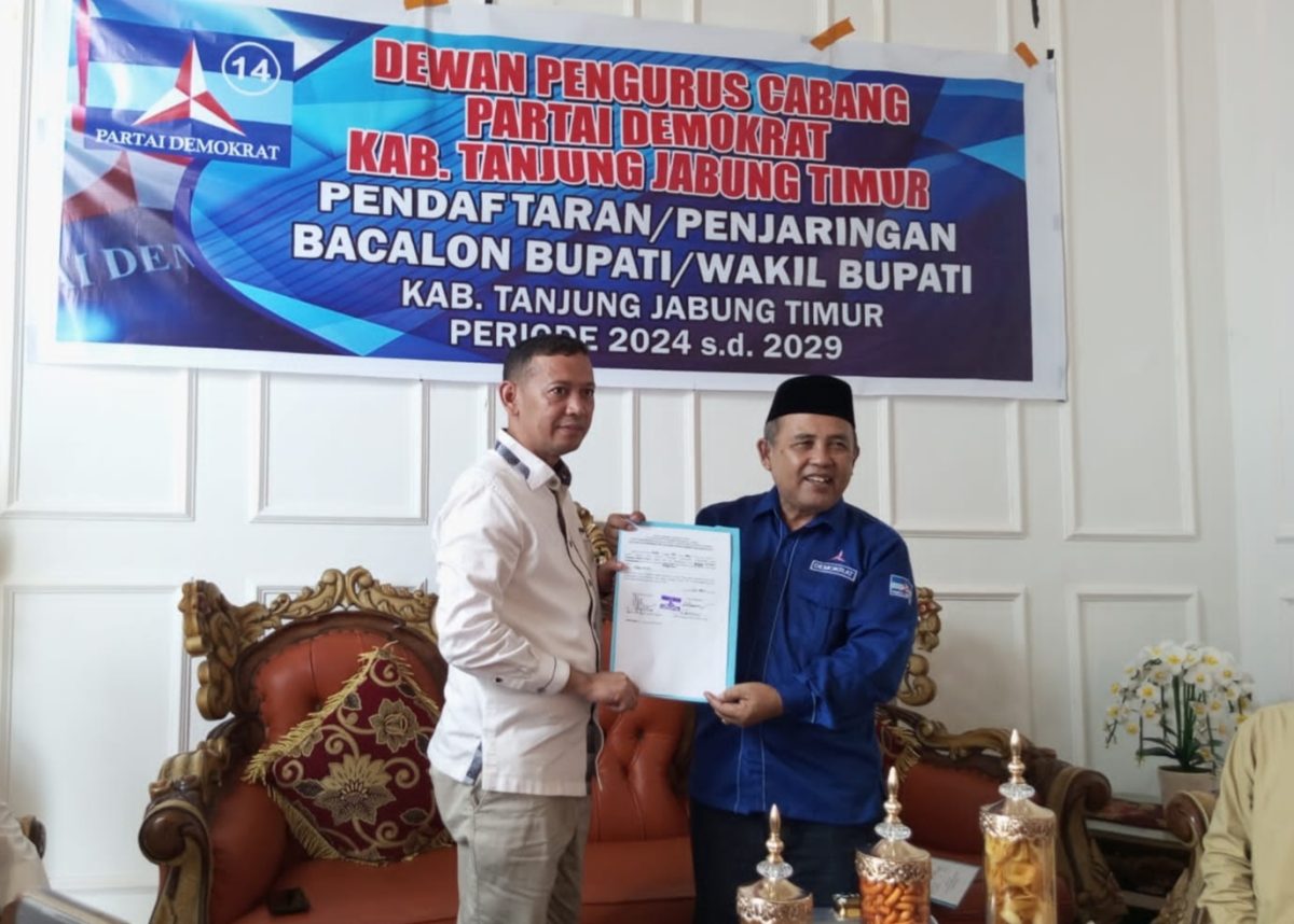 Kembalikan Formulir Pendaftaran ke Partai Demokrat, Muslimin Tanja Mantap Maju Pada Pilbup Tanjab Timur, Jum'at (26/4/2024). FOTO : ist