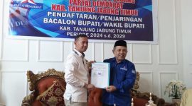 Kembalikan Formulir Pendaftaran ke Partai Demokrat, Muslimin Tanja Mantap Maju Pada Pilbup Tanjab Timur, Jum'at (26/4/2024). FOTO : ist