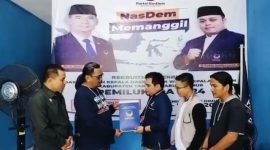 Yudi Hariyanto, EY saat mengambil formulir pendaftaran di partai NasDem Tanjab Timur, Jum'at (3/5/2024). FOTO : bj