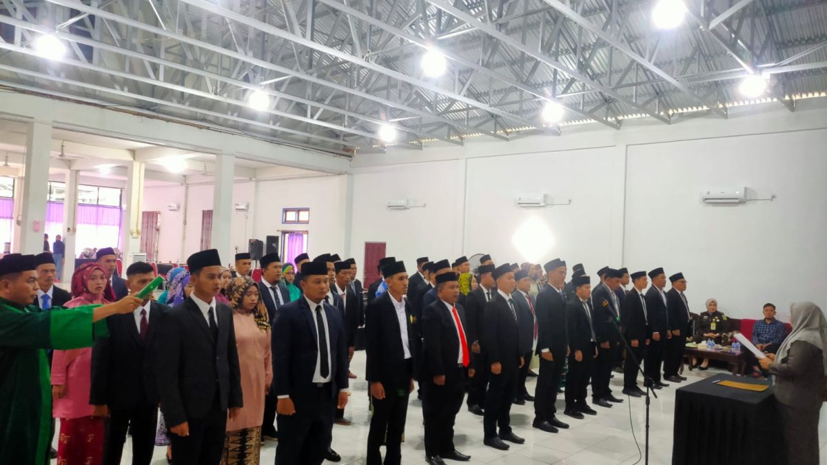 Ketua KPU Hodijatul Qubro melantik anggota PPK se-kabupaten Tanjab Timur, Kamis (16/05/2024). FOTO : bj