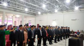 Ketua KPU Hodijatul Qubro melantik anggota PPK se-kabupaten Tanjab Timur, Kamis (16/05/2024). FOTO : bj