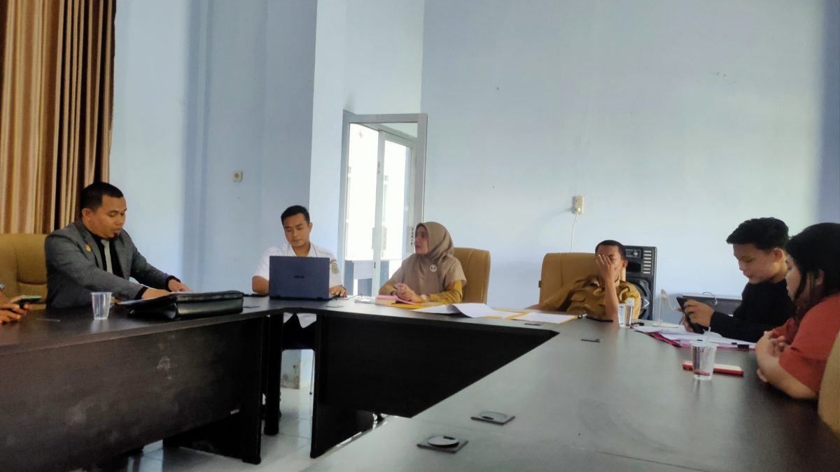 Mediasi di Dinas Tenaga Kerja dan Transmigrasi (Disnakertrans) Tanjabtim, Senin (3/6/2024). FOTO : bj