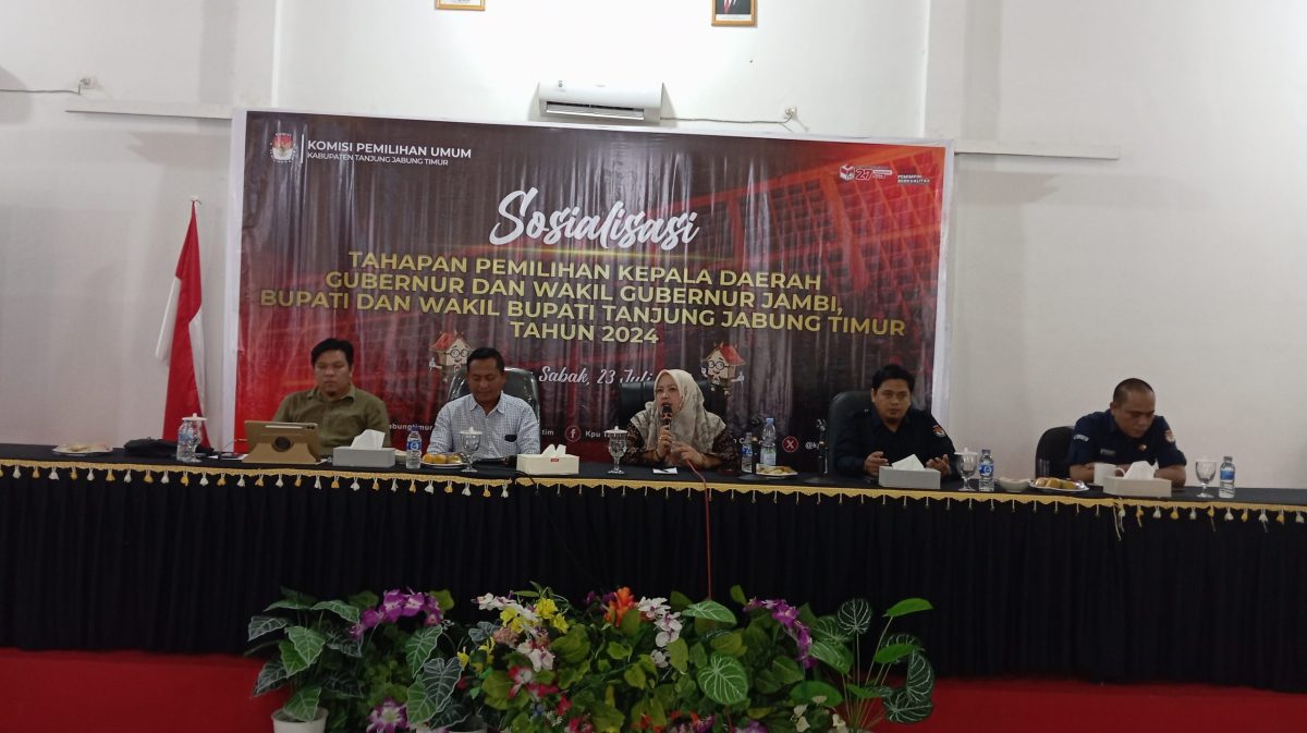Ketua KPU Tanjabtim, Hodijatul Qubro saat Membuka Kegiatan Sosialisasi Tahapan Pilkada Serentak 2024, Selasa (23/7/24). FOTO : bj