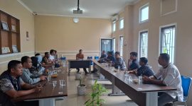 Ketua Bawaslu Bersama Ketua Panwascam dan Kasek se-kabupaten Tanjab Timur saat Menggelar Rapat, Sabtu (3/8). FOTO : bj
