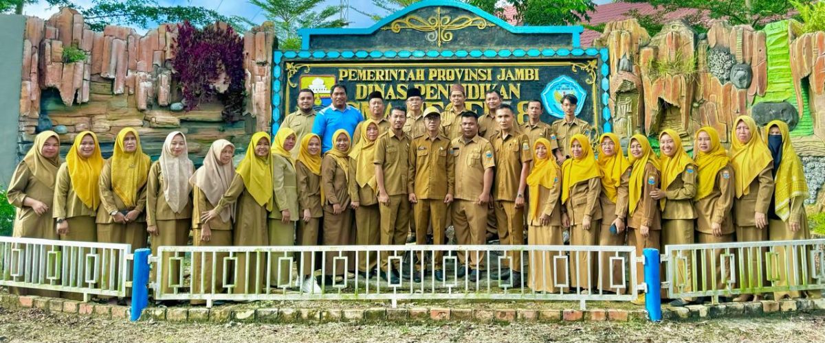 Kepala Sekolah Beserta Majelis Guru SMAN 8 Tanjab Timur, Sabtu (10/8/24). FOTO : ist