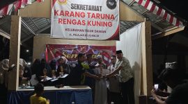 Lurah Teluk Dawan, Wahyu Setiawan bersama Ketua RT Berikan Tropi Kepada Peserta Meraih Juara, Selasa (13/8/24). FOTO : bj