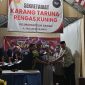 Lurah Teluk Dawan, Wahyu Setiawan bersama Ketua RT Berikan Tropi Kepada Peserta Meraih Juara, Selasa (13/8/24). FOTO : bj