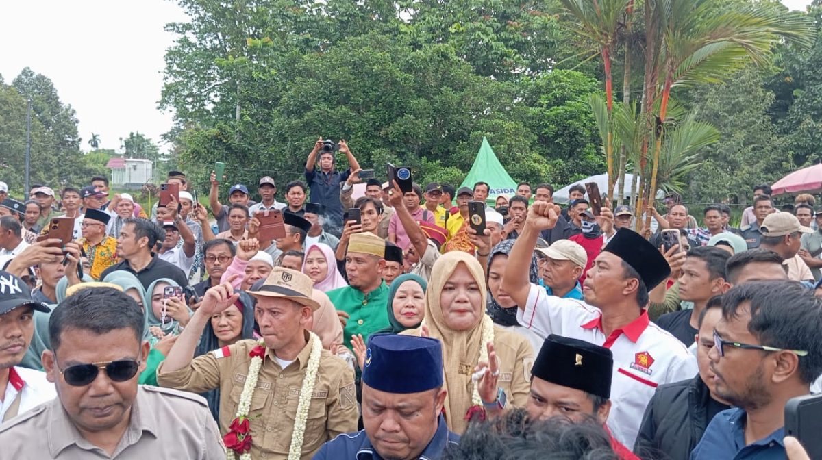 Ribuan Massa Iringi Dillah - Muslimin Tanja Mendaftar di KPU Tanjabtim, Kamis (29/8/24). FOTO : bj