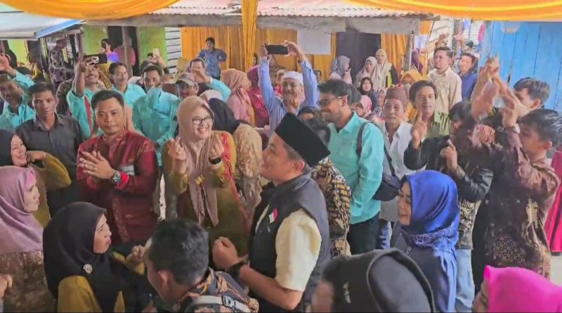 Kunjungan Hj Dillah Hikmah Sari di Mendahara Ulu Disambut Antusias Warga, Minggu (8/9/24). FOTO : bj