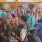 Kunjungan Hj Dillah Hikmah Sari di Mendahara Ulu Disambut Antusias Warga, Minggu (8/9/24). FOTO : bj