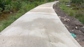Jalan Rabat Beton di RT 08, Dusun Bahari, Desa Kuala Simbur, Selasa (10/9/24). FOTO : bj