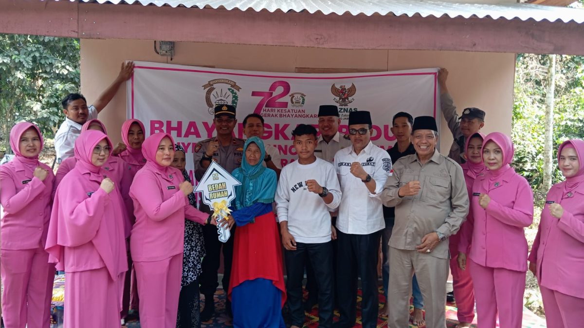 Penyerahan Rumah Layak Huni di Kelurahan Teluk Dawan, Rabu (11/9/24). FOTO : bj