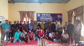 Anggota DPRD Tanjabtim Fraksi NasDem, Drs. Syahbudin, MH saat Foto Bersama Warga Kelurahan Teluk Dawan, Senin (28/10/24). FOTO : bj