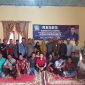 Anggota DPRD Tanjabtim Fraksi NasDem, Drs. Syahbudin, MH saat Foto Bersama Warga Kelurahan Teluk Dawan, Senin (28/10/24). FOTO : bj