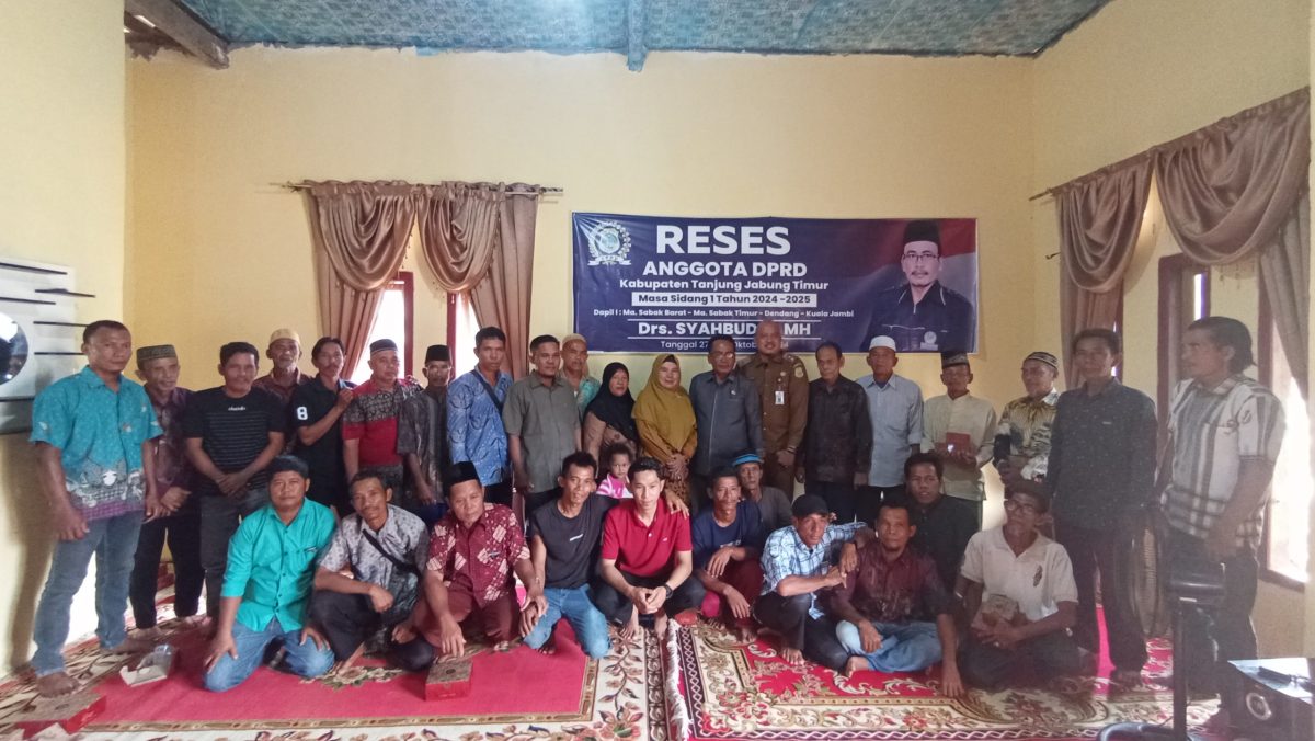 Anggota DPRD Tanjabtim Fraksi NasDem, Drs. Syahbudin, MH saat Foto Bersama Warga Kelurahan Teluk Dawan, Senin (28/10/24). FOTO : bj
