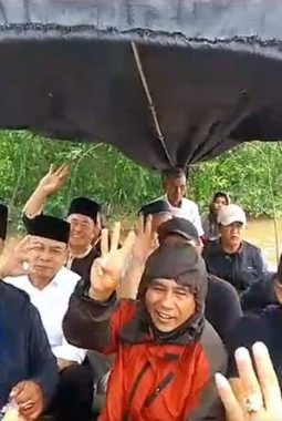 Calon Pemimpin Perubahan, Cawabup Amin Susuri Sungai Sapa Masyarakat Pengabuan