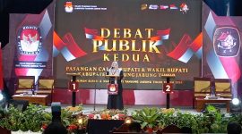 Ketua KPU, Hodijatul Qubro Memberikan Sambutan saat Debat Publik ke-2 Pemilihan Bupati dan Wakil Bupati Kabupaten Tanjab Timur, Jum'at (15/11/2024) malam. FOTO : bj