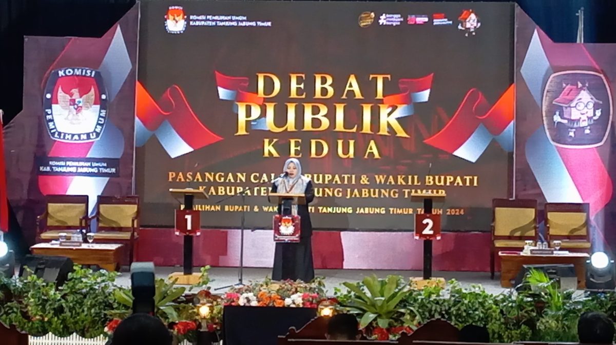 Ketua KPU, Hodijatul Qubro Memberikan Sambutan saat Debat Publik ke-2 Pemilihan Bupati dan Wakil Bupati Kabupaten Tanjab Timur, Jum'at (15/11/2024) malam. FOTO : bj