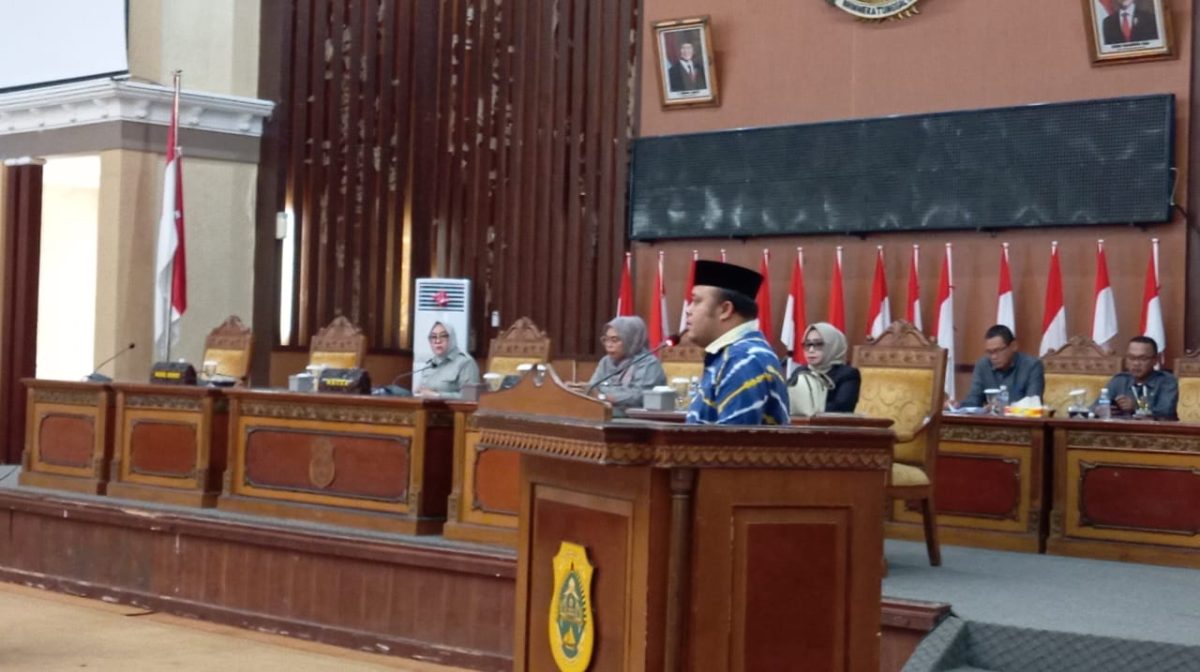 Wakil Bupati, H. Robby Nahliansyah Saat Memberikan Sambutan Pada Paripurna DPRD Tanjabtim, Jum'at (24/01/2025). FOTO : bj
