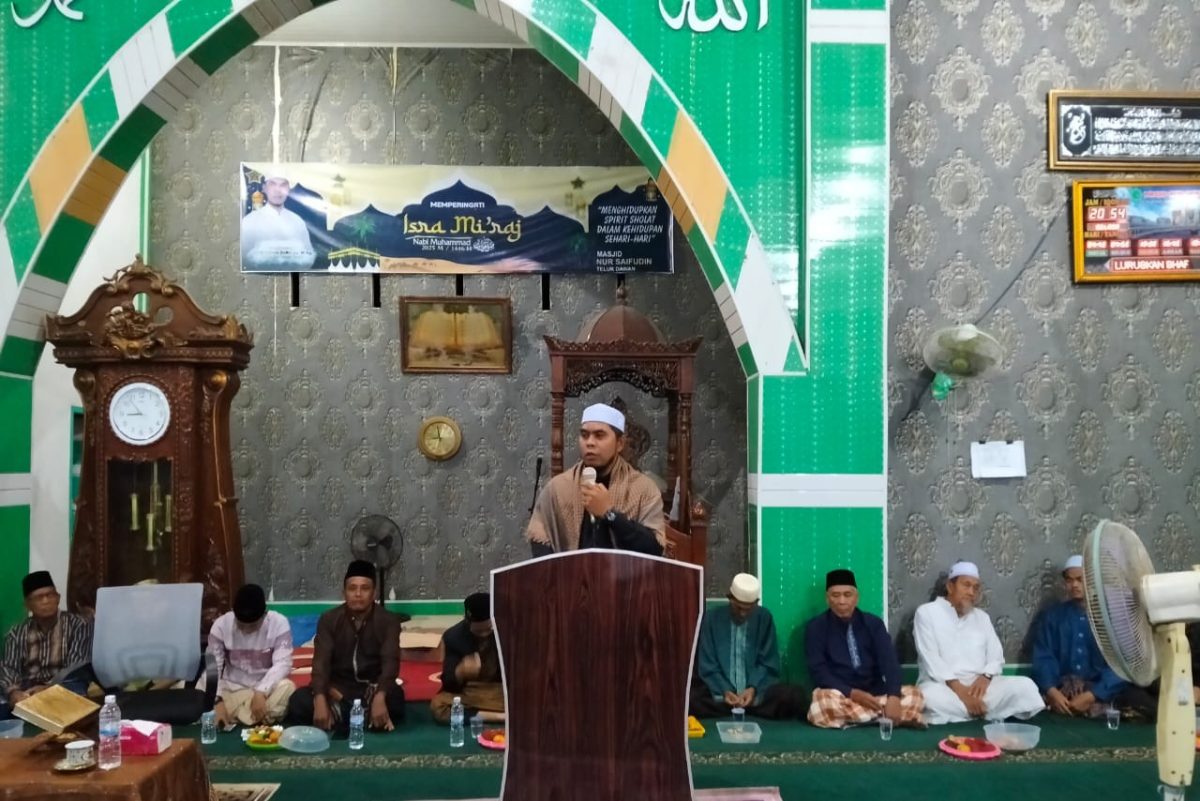 Ketua MUI Tanjab Timur, KH. M. Darwis Bahri, Lc., M.Ag Saat Memberikan Tausiyah Pada Peringatan Isra' Mi'raj di Masjid Nursaipudin kelurahan Teluk Dawan, Selasa (28/01/2025) malam. FOTO : bj