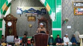 Ketua MUI Tanjab Timur, KH. M. Darwis Bahri, Lc., M.Ag Saat Memberikan Tausiyah Pada Peringatan Isra' Mi'raj di Masjid Nursaipudin kelurahan Teluk Dawan, Selasa (28/01/2025) malam. FOTO : bj