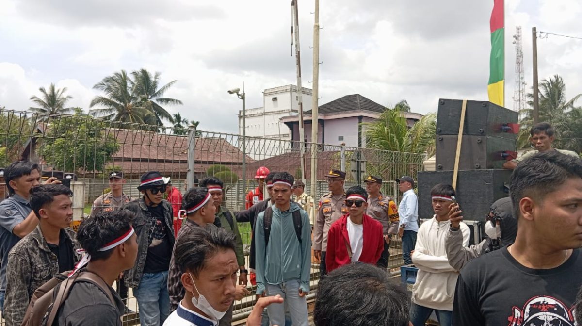 Edy Saripudin saat menyampaikan orasinya didepan kantor PT Petrochina International Jabung Ltd, Kamis (30/01/2025). FOTO : bj
