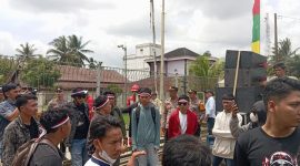 Edy Saripudin saat menyampaikan orasinya didepan kantor PT Petrochina International Jabung Ltd, Kamis (30/01/2025). FOTO : bj