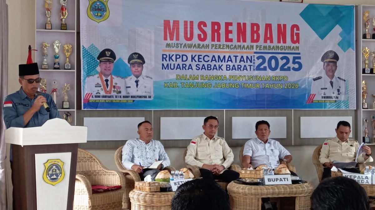 Camat Muara Sabak Barat saat menyampaikan usulan skala prioritas pada Musrenbang penyusunan RKPD tahun anggaran 2026, Rabu (12/2/2025). FOTO : bj