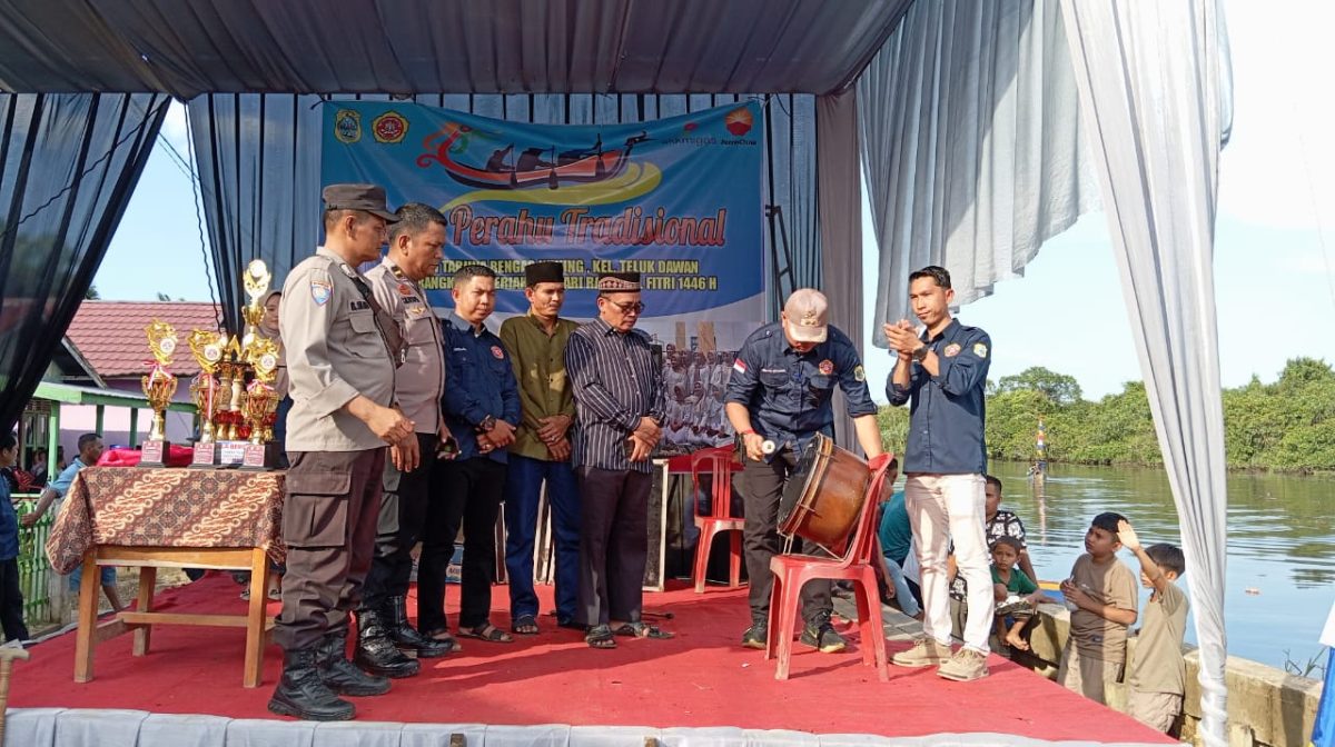 Lurah Teluk Dawan, Wahyu Setiawan saat membuka lomba pacu perahu tradisional, Selasa (1/4/2025). FOTO : bj