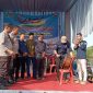 Lurah Teluk Dawan, Wahyu Setiawan saat membuka lomba pacu perahu tradisional, Selasa (1/4/2025). FOTO : bj