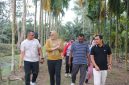 Bupati Tanjabtim Dillah Hich Bersama Kadis PUPR dan Kades Catur Rahayu Mengecek Saluran Drainase yang Tersumbat di Desa Catur Rahayu, Jum'at (11/7/25).