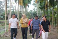 Bupati Tanjabtim Dillah Hich Bersama Kadis PUPR dan Kades Catur Rahayu Mengecek Saluran Drainase yang Tersumbat di Desa Catur Rahayu, Jum'at (11/7/25).