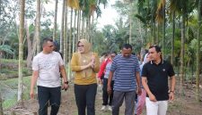 Bupati Tanjabtim Dillah Hich Bersama Kadis PUPR dan Kades Catur Rahayu Mengecek Saluran Drainase yang Tersumbat di Desa Catur Rahayu, Jum'at (11/7/25).