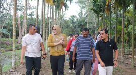 Bupati Tanjabtim Dillah Hich Bersama Kadis PUPR dan Kades Catur Rahayu Mengecek Saluran Drainase yang Tersumbat di Desa Catur Rahayu, Jum'at (11/7/25).