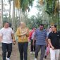 Bupati Tanjabtim Dillah Hich Bersama Kadis PUPR dan Kades Catur Rahayu Mengecek Saluran Drainase yang Tersumbat di Desa Catur Rahayu, Jum'at (11/7/25).