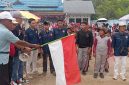 Lurah Teluk Dawan, Wahyu Setiawan saat Melepas Peserta Jalan Sehat, Sabtu (23/8/2025). FOTO : bj