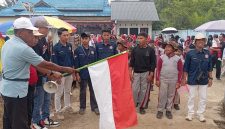 Lurah Teluk Dawan, Wahyu Setiawan saat Melepas Peserta Jalan Sehat, Sabtu (23/8/2025). FOTO : bj