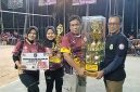 Camat Muara Sabak Barat, Irwanudin, S.Ag, saat Menyerahkan Tropi Piala Bergilir Juara 1 Tim Voli Putri Parit Culum 1, Jum'at Malam (30/10/2025). FOTO: BSG