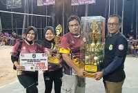 Camat Muara Sabak Barat, Irwanudin, S.Ag, saat Menyerahkan Tropi Piala Bergilir Juara 1 Tim Voli Putri Parit Culum 1, Jum'at Malam (30/10/2025). FOTO: BSG