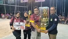 Camat Muara Sabak Barat, Irwanudin, S.Ag, saat Menyerahkan Tropi Piala Bergilir Juara 1 Tim Voli Putri Parit Culum 1, Jum'at Malam (30/10/2025). FOTO: BSG