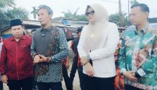 Foto: Bupati Dillah Bersama Anggota DPR RI Edi Purwanto Tinjau Jalan Rusak di Kecamatan Muara Sabak Timur, Sabtu (18/4/26).