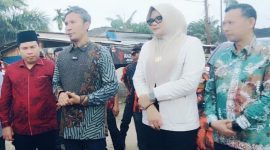 Foto: Bupati Dillah Bersama Anggota DPR RI Edi Purwanto Tinjau Jalan Rusak di Kecamatan Muara Sabak Timur, Sabtu (18/4/26).