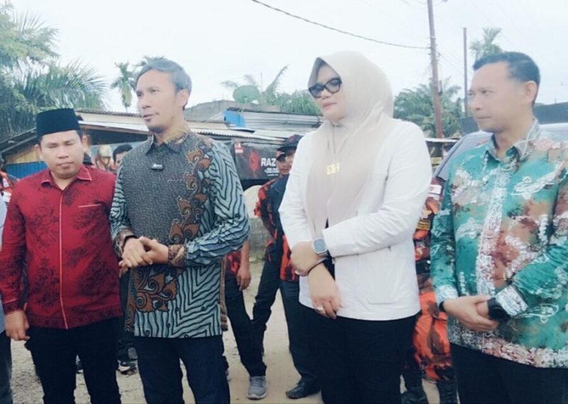 Foto: Bupati Dillah Bersama Anggota DPR RI Edi Purwanto Tinjau Jalan Rusak di Kecamatan Muara Sabak Timur, Sabtu (18/4/26).