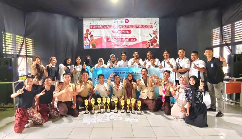 Kepsek M. Tahang saat Foto Bersama Guru Pendamping dan Siswa-siswi Peserta FLS3N SMAN 8 Tanjab Timur, Rabu (13/5/26). Foto: Brita Jambi.