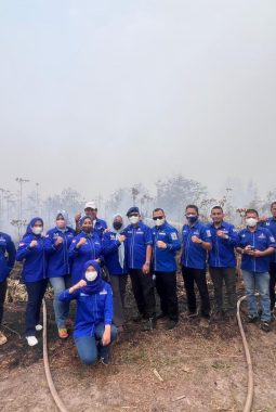 Demokrat Peduli Karhutla, 100 Paket Sembako Disalurkan ke Warga Grohol dan Tinjau Titik Kebakaran HLG Londerang
